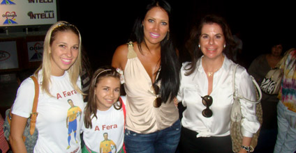 No centro, Tatiana, esposa do craque Falc�o. Ao seu lado,  Chiara Spedicato e Fiorella, filhas, e M�rcia Prudente, esposa do presidente de honra da ADC Intelli, Vincenzo Spedicato.